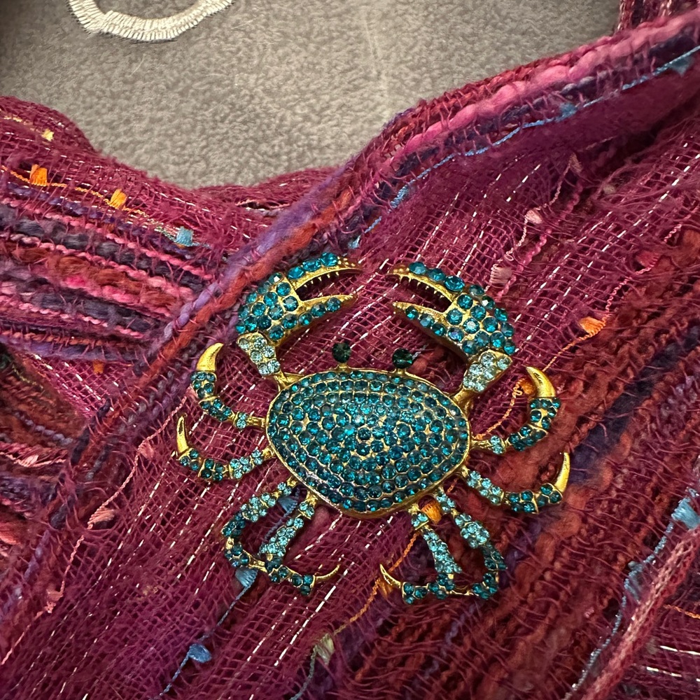 Sparkling Ocean Blue Crab Brooch - Picture 9 of 9